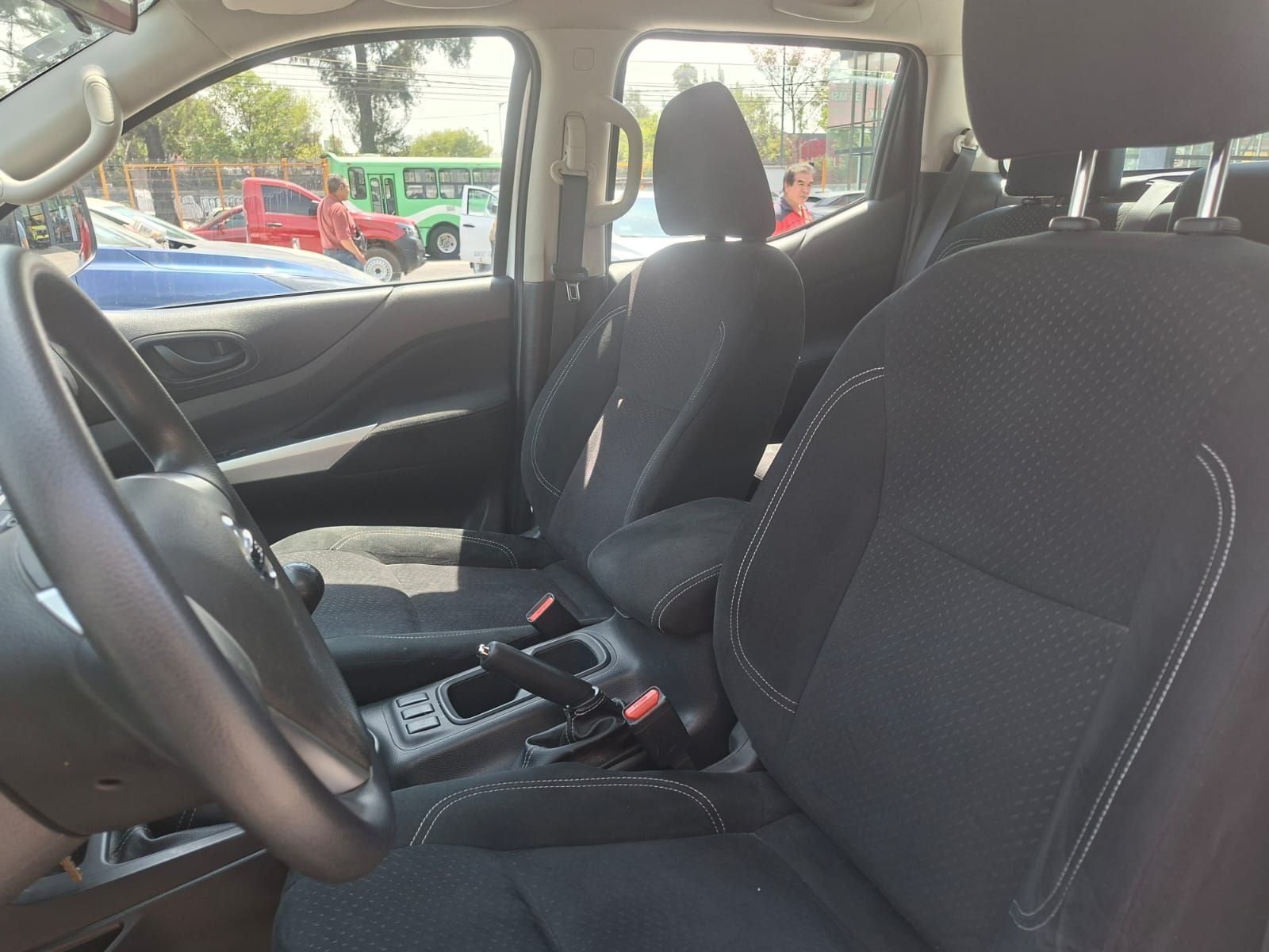 2020 Nissan NP300 Doble Cabina 2.5 SE Paq Seguridad Mt