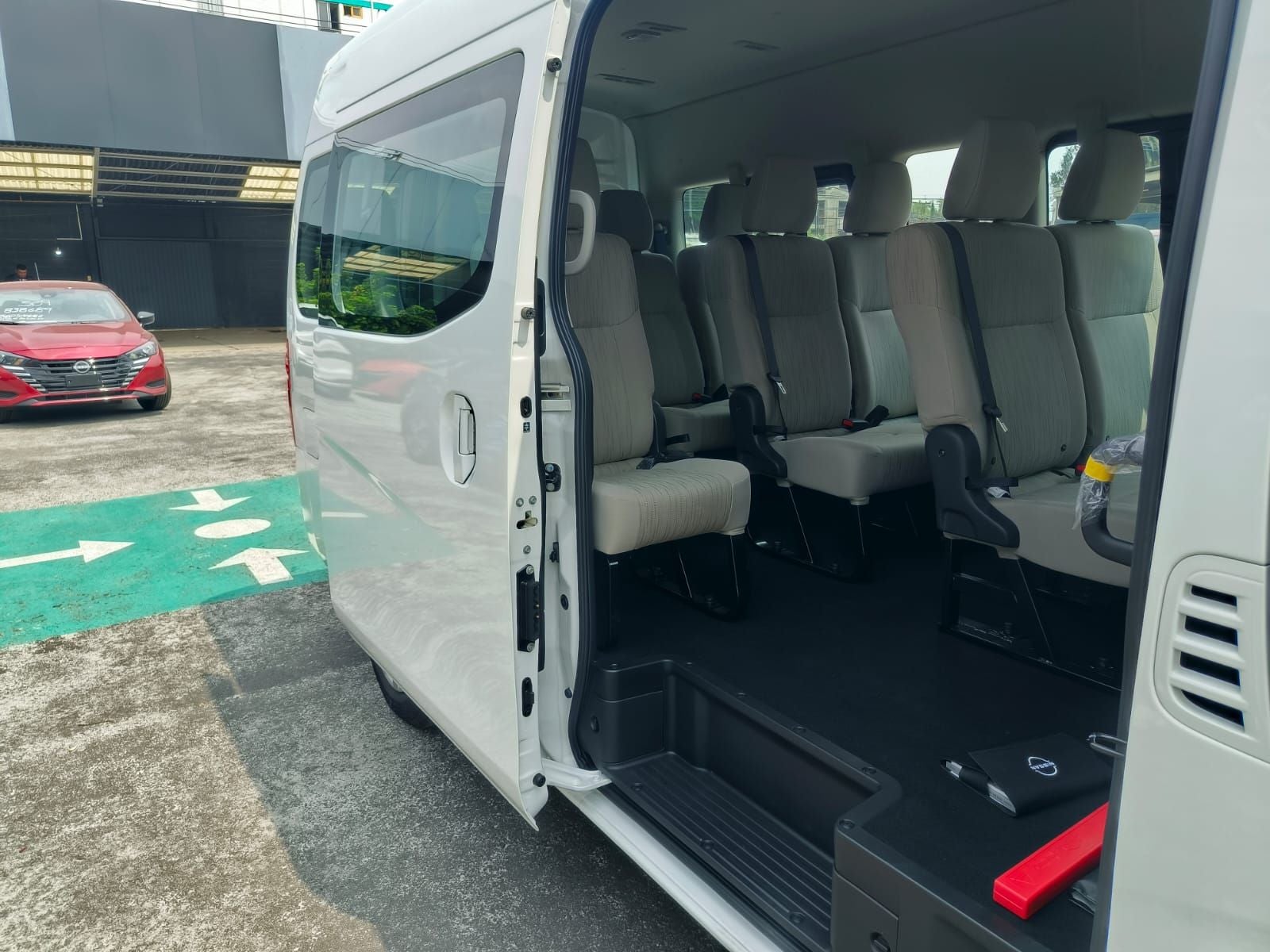 2025 Nissan Urvan 2.5 14 Pasajeros Amplia AA Mt
