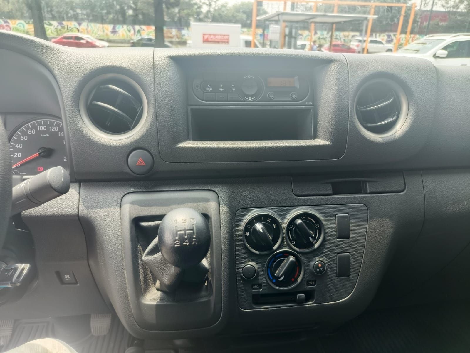2024 Nissan Urvan 2.5 Panel Amplia AA Mt